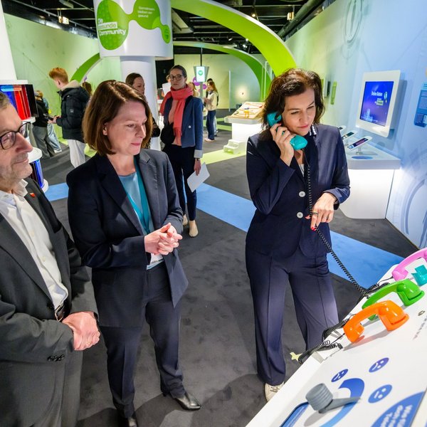 Bundesministerin für Forschung, Technologie und Raumfahrt Dorothee Bär hält sich einen Telefonhörer ans Ohr.
