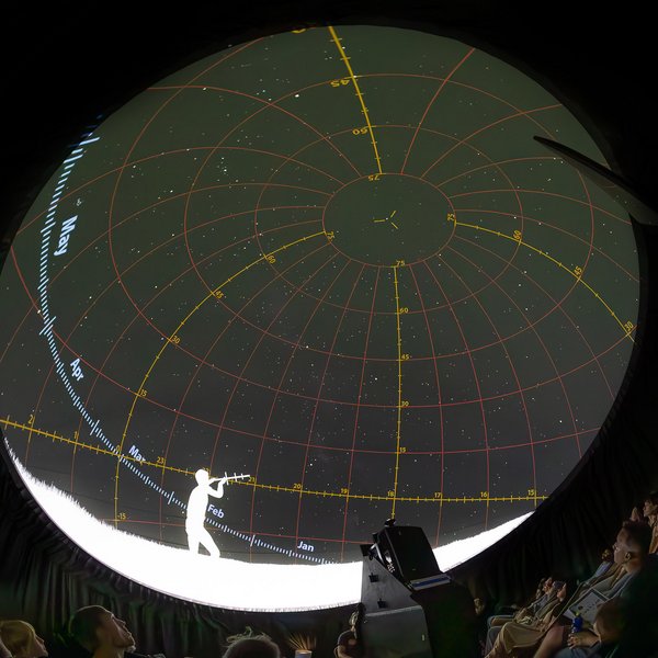 Foto aus der Planetariumsshow: ein leuchtender Sternenhimmel