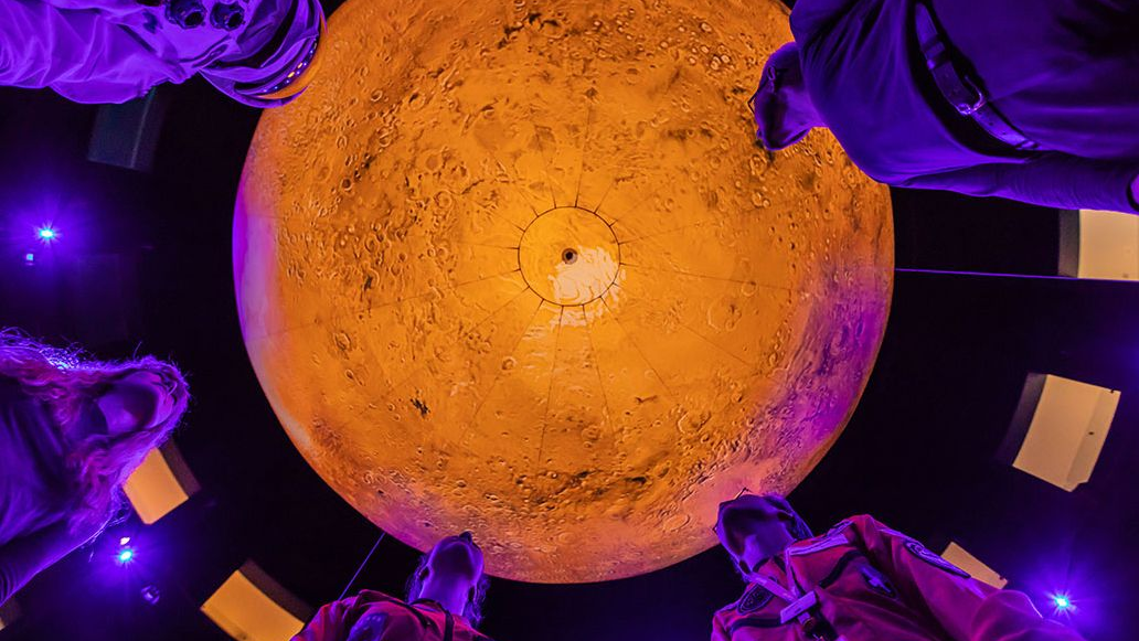 Mars-Skulptur des Künstlers Luke Jerram