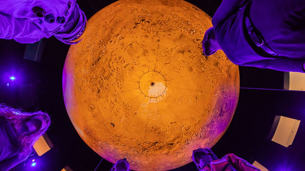 Mars-Skulptur des Künstlers Luke Jerram