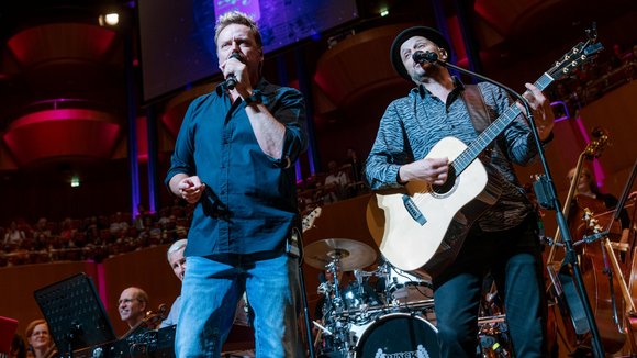 Mirko Bäumer und Pit Hupperten von der Band Bläck Fööss auf der Bühne in der Kölner Philharmonie