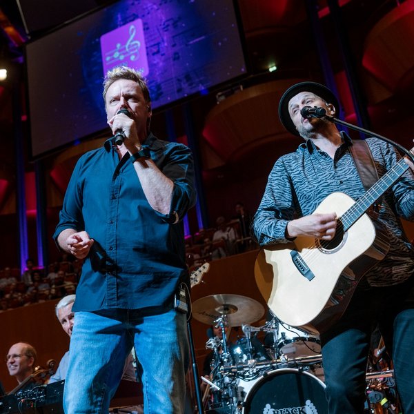 Mirko Bäumer und Pit Hupperten von der Band Bläck Fööss auf der Bühne in der Kölner Philharmonie