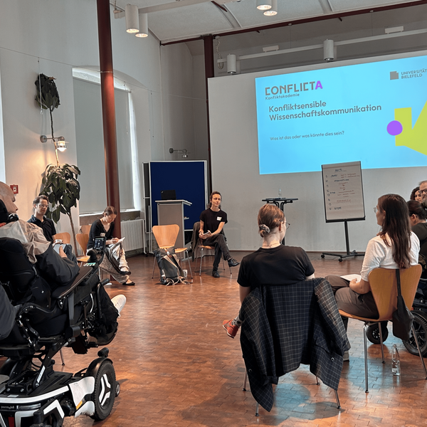 Stuhlkreis beim Workshop „Konfliktsensible Wissenschaftskommunikation“.