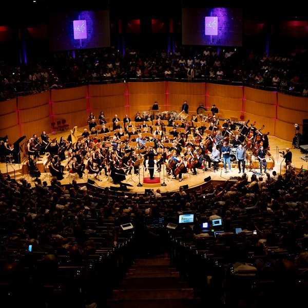 Konzertsaal der Kölner Philharmonie mit Orchester und Publikum