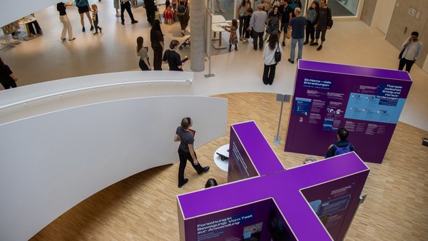 Blick auf die mehrsprachige Wanderausstellung TRUST mit lilafarbenen Ausstellungselementen im S-IM