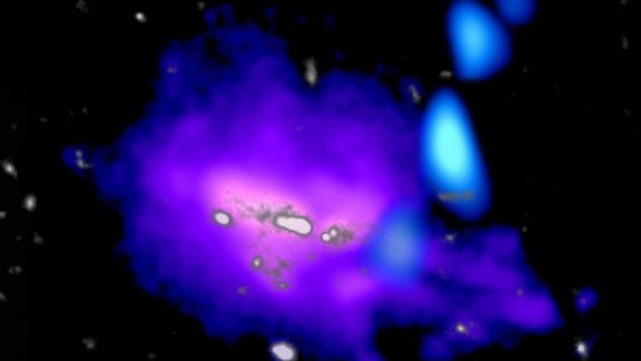 Ein lila fleck zeigt die Galaxie im Radiolicht, den Zufluss von Gas erkennt man als Spur aus blauen Flecken