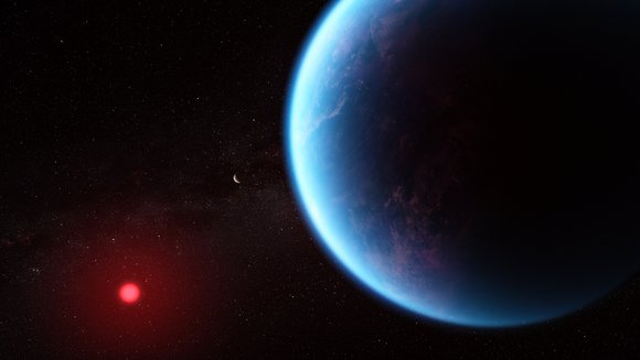 Ein großer blauer Planet und ein kleiner roter Stern auf dunklem Hintergrund