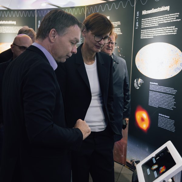 Forschungsministerin Bettina Stark-Watzinger betrachtet ein Ausstellungsstück