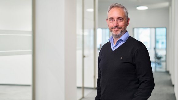 Porträtfoto von Prof. Dr. Tobias Gantner.