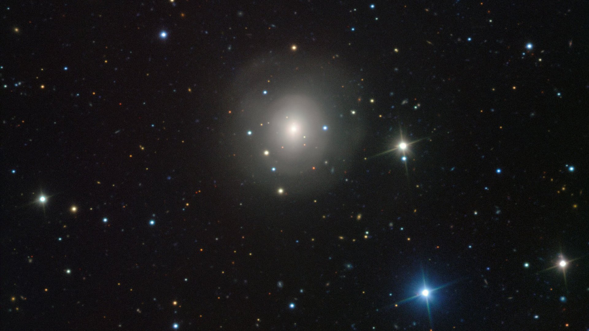 Die elliptische Galaxie NGC 4993, etwa 130 Millionen Lichtjahre von der Erde entfernt, aufgenommen mit dem VIMOS-Instrument auf dem Very Large Telescope der Europäischen Südsternwarte in Chile.