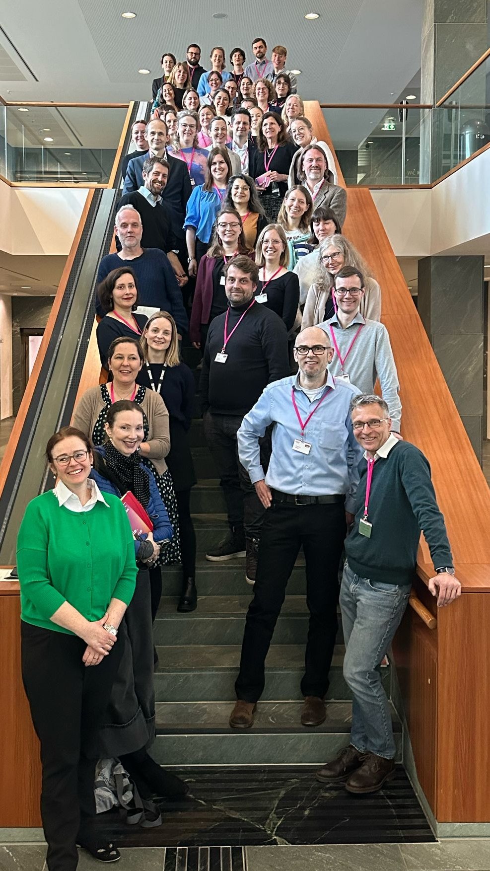 Vertreterinnen und Vertreter aus dem BMBF und den Förderprojekten im BMBF-Foyer.