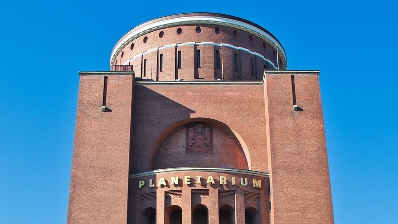 Foto vom Hamburger Planetarium vor blauem Himmel