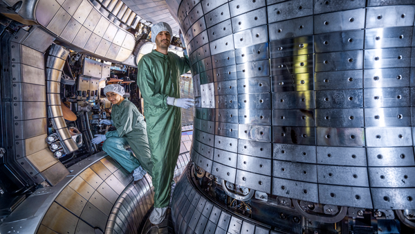Forschende innerhalb des Plasmagefäßes von ASDEX Upgrade am Max-Planck-Institut.