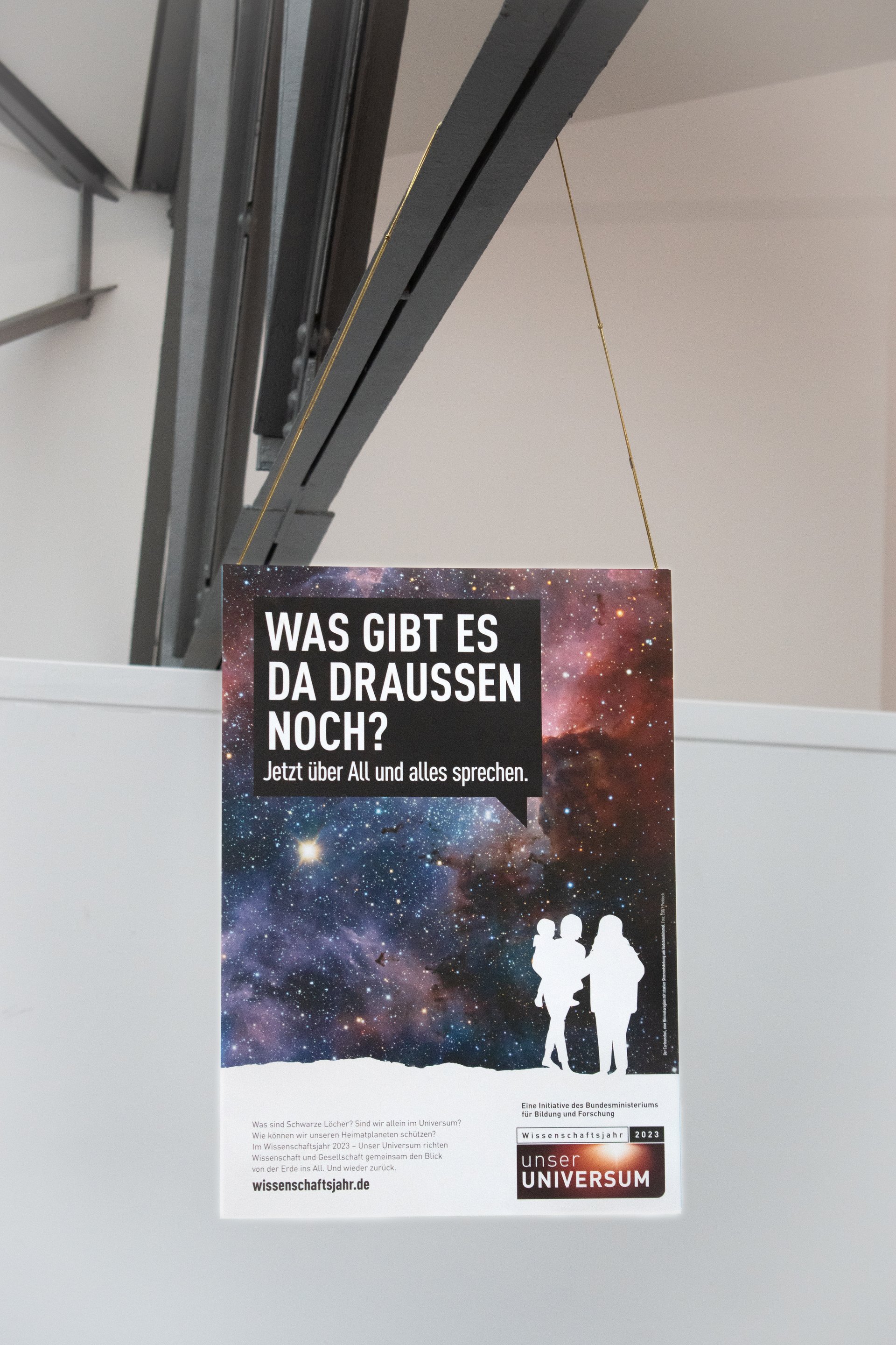 Das Plakat "Was gibt es da draußen noch?" aus dem Wissenschaftsjahr 2023 – Unser Universum. 
