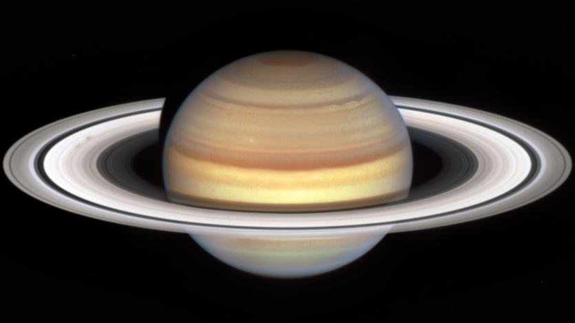 Der Saturn auf schwarzem Hintergrund.