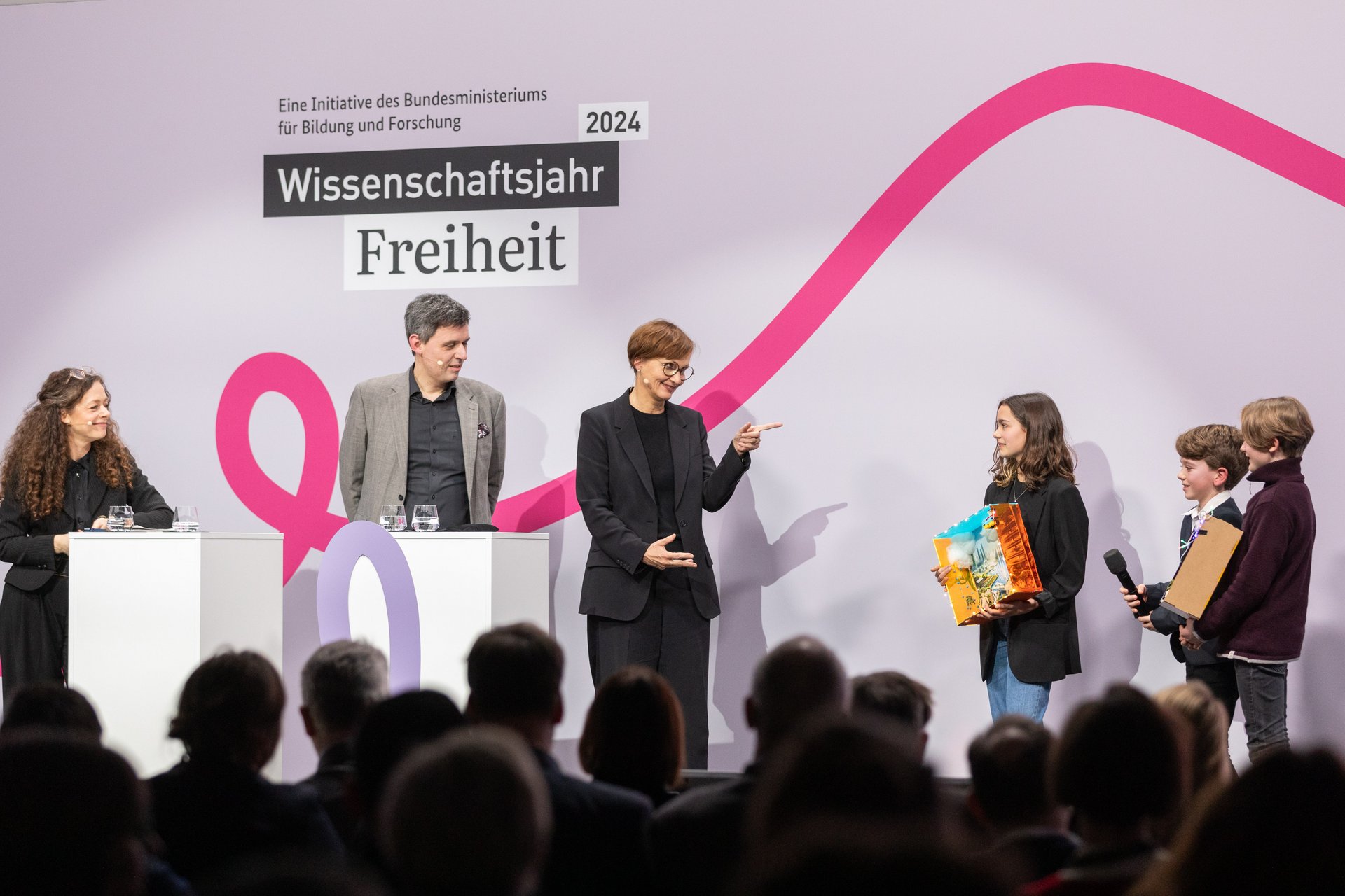 Dr. Stefan Brandt und Kinder berichten von Schülerworkshop "Zukünftelab".