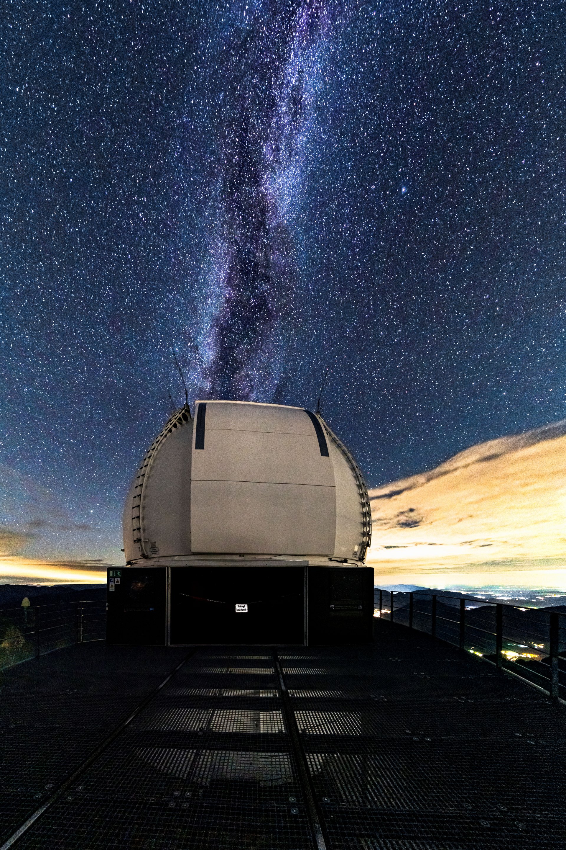 Foto vom Wendelstein-Observatorium vor dem Nachthimmel