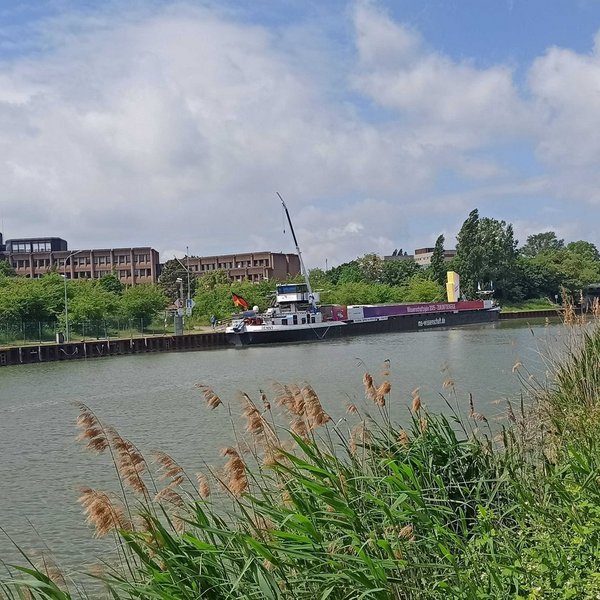 Schiff liegt an gegenüberliegendem Ufer an Ankerplatz