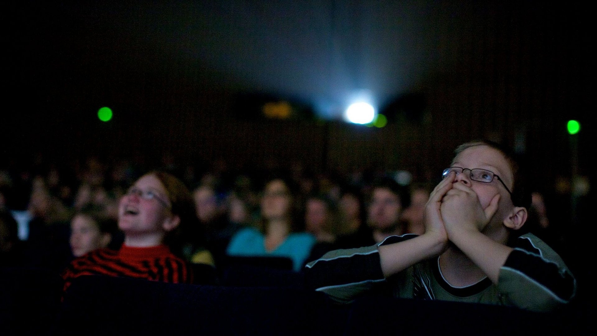 Kinder schauen einen Film im Kino