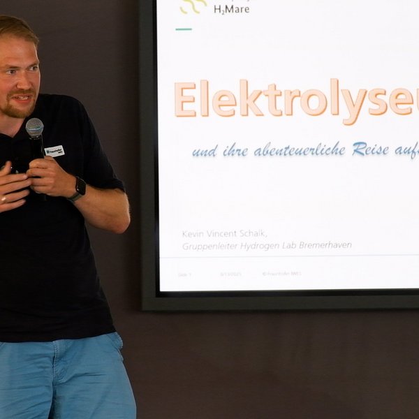 Kevin Schalk bei seinem Vortrag an Bord der MS Wissenschaft.