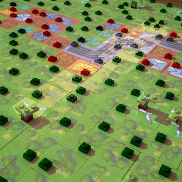 Modell-Windpark auf einem Legotisch - große Menge an Grünfläche sticht hervor.