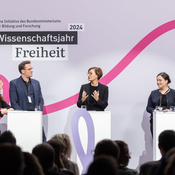 Eine Debatte mit Bettina Stark-Watzinger MdB, Prof. Dr. Carlo Masala, Prof. Dr. Judith Möller und Dr. Tobias Ebbrecht-Hartmann.
