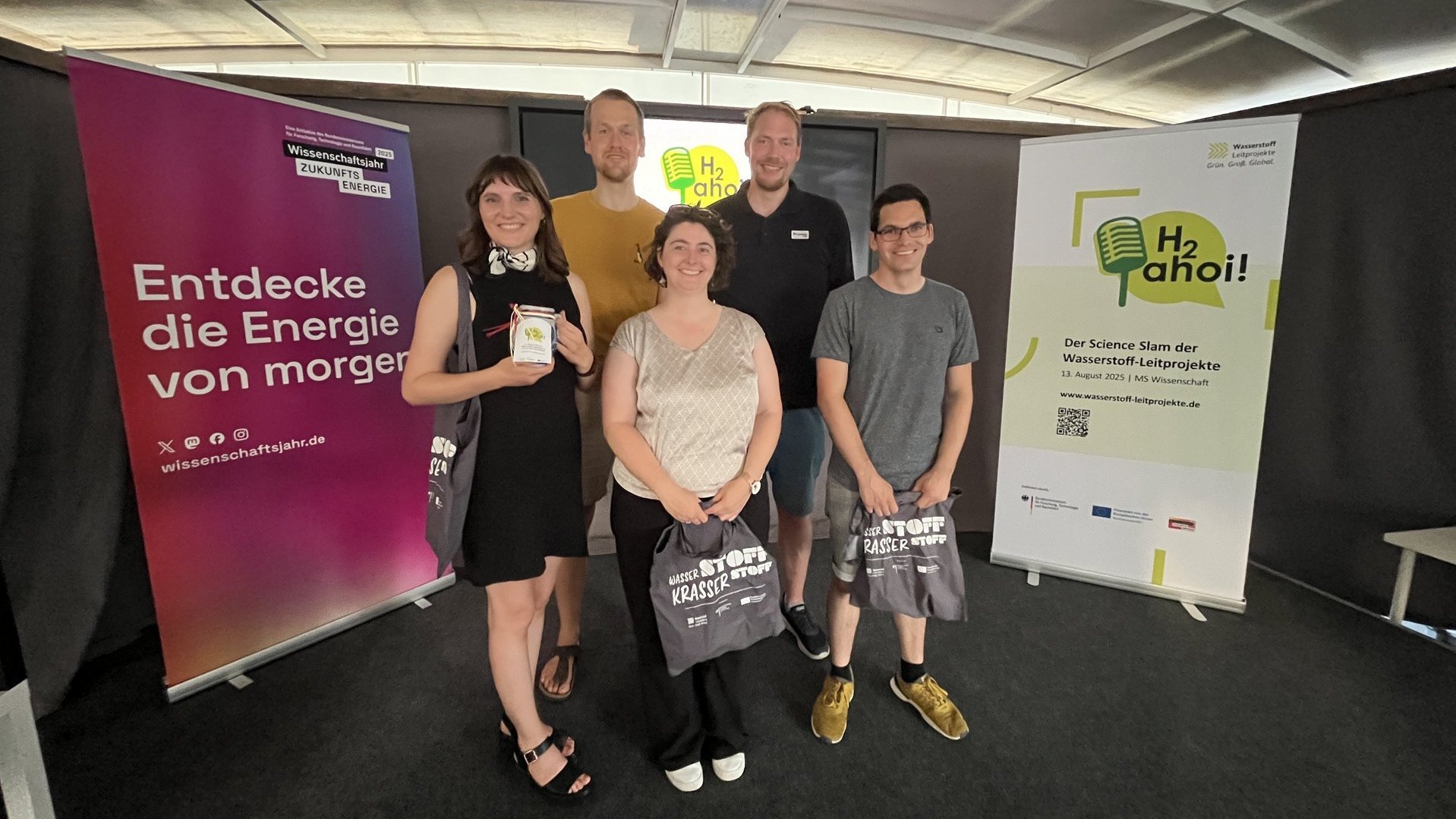 Die fünf Auftretenden vom Science Slam an Bord der MS Wissenschaft.