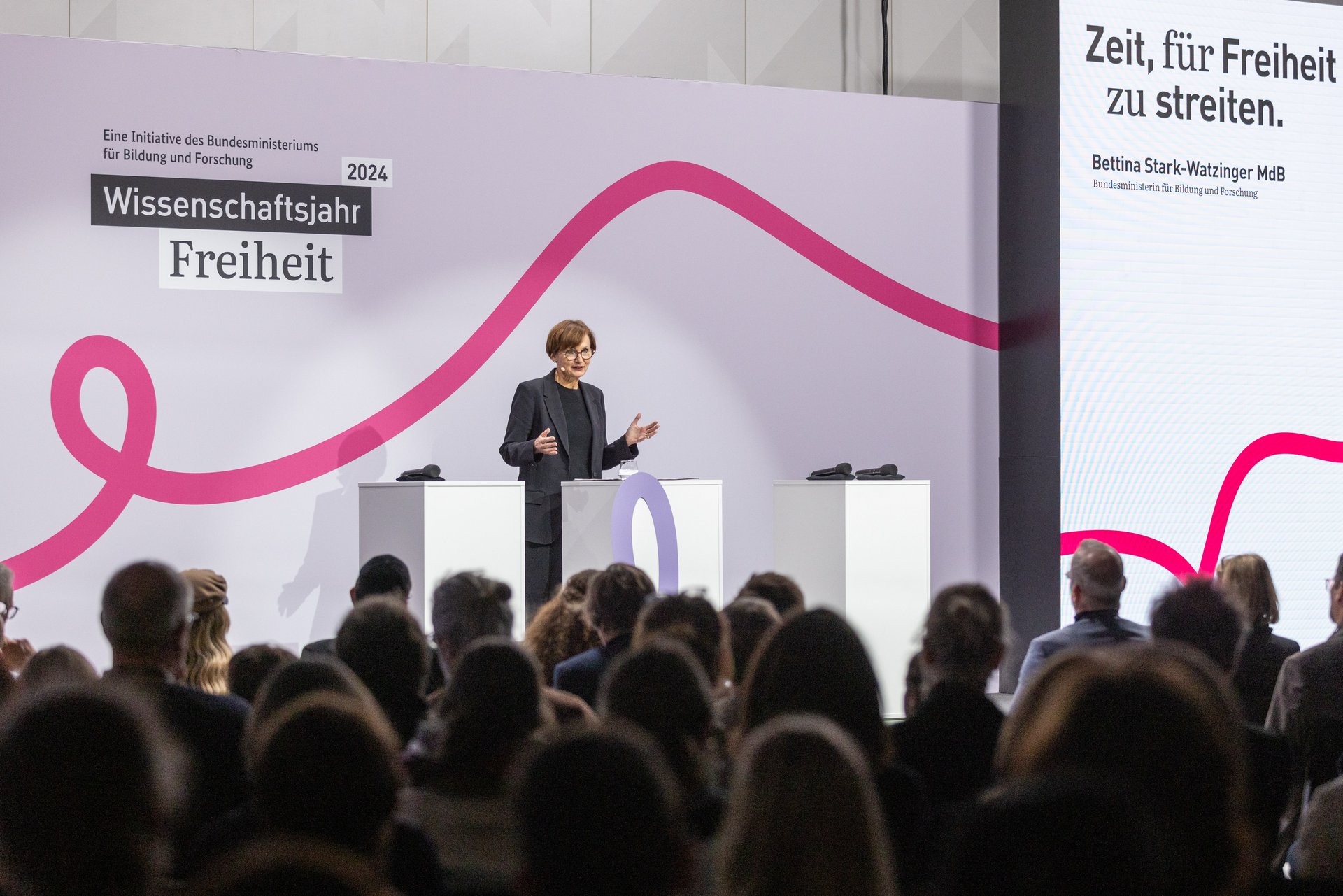 Bundesforschungsministerin Bettina Stark-Watzinger bei der Eröffnungsrede.