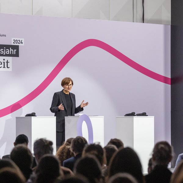 Bundesforschungsministerin Bettina Stark-Watzinger bei der Eröffnungsrede.