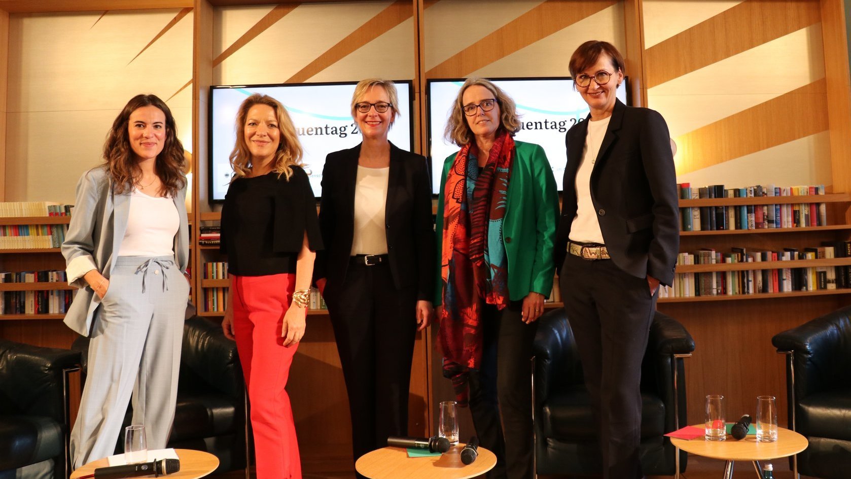 Bundesforschungsministerin Bettina Stark-Watzinger, Prof. Dr. Christiane Schwieren, Prof. Dr. Antje Boetius, Christine Regitz und Mona Ameziane auf einem Gruppenfoto.