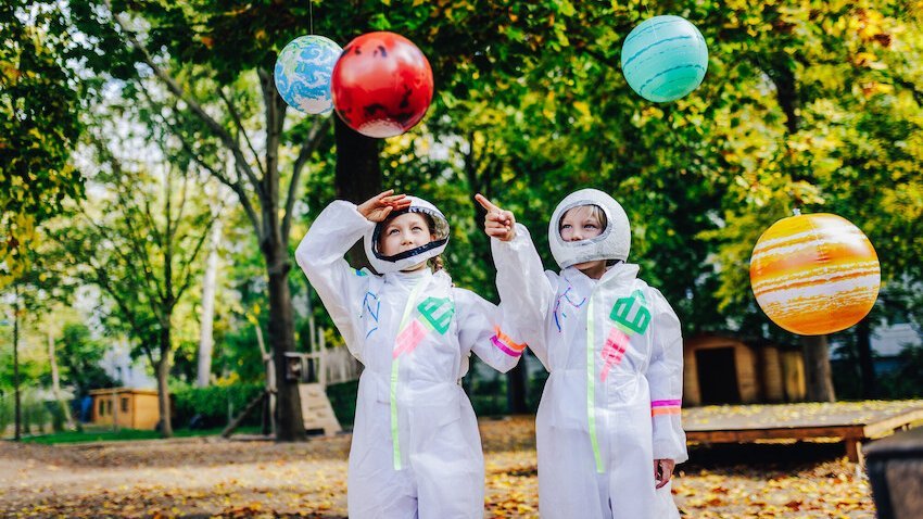 Zwei Kinder in Astronautenanzügen