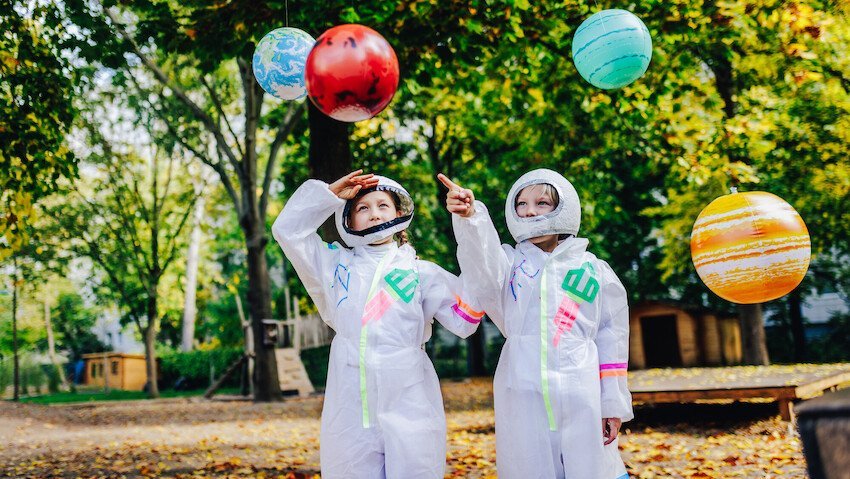 Zwei Kinder in Astronautenanzügen