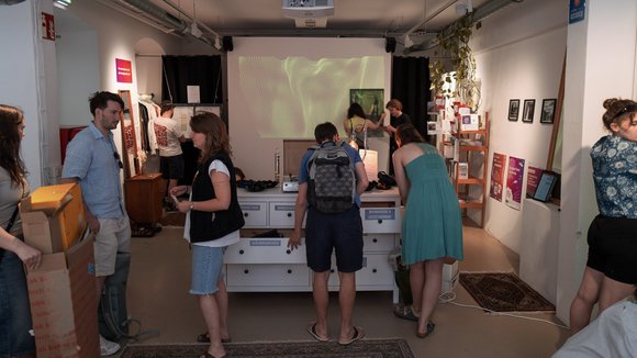 Die Aufnauphase des WG-Zimmers - mehrere Personen arbeiten im Ausstellungsraum an einzelnen Elementen.