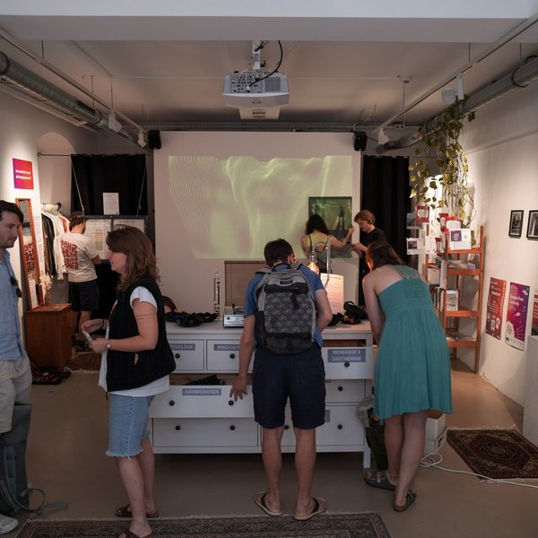 Die Aufnauphase des WG-Zimmers - mehrere Personen arbeiten im Ausstellungsraum an einzelnen Elementen.