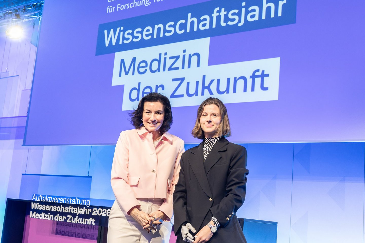 Bundesforschungsministerin Dorothee Bär und Greta Niewiadomski auf der Bühne.