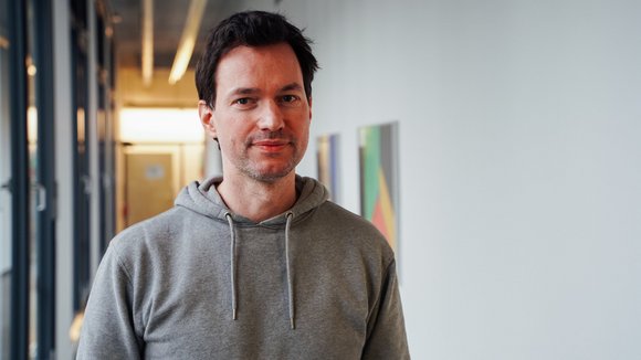 Porträtfoto von Dr. Tilman Brand.