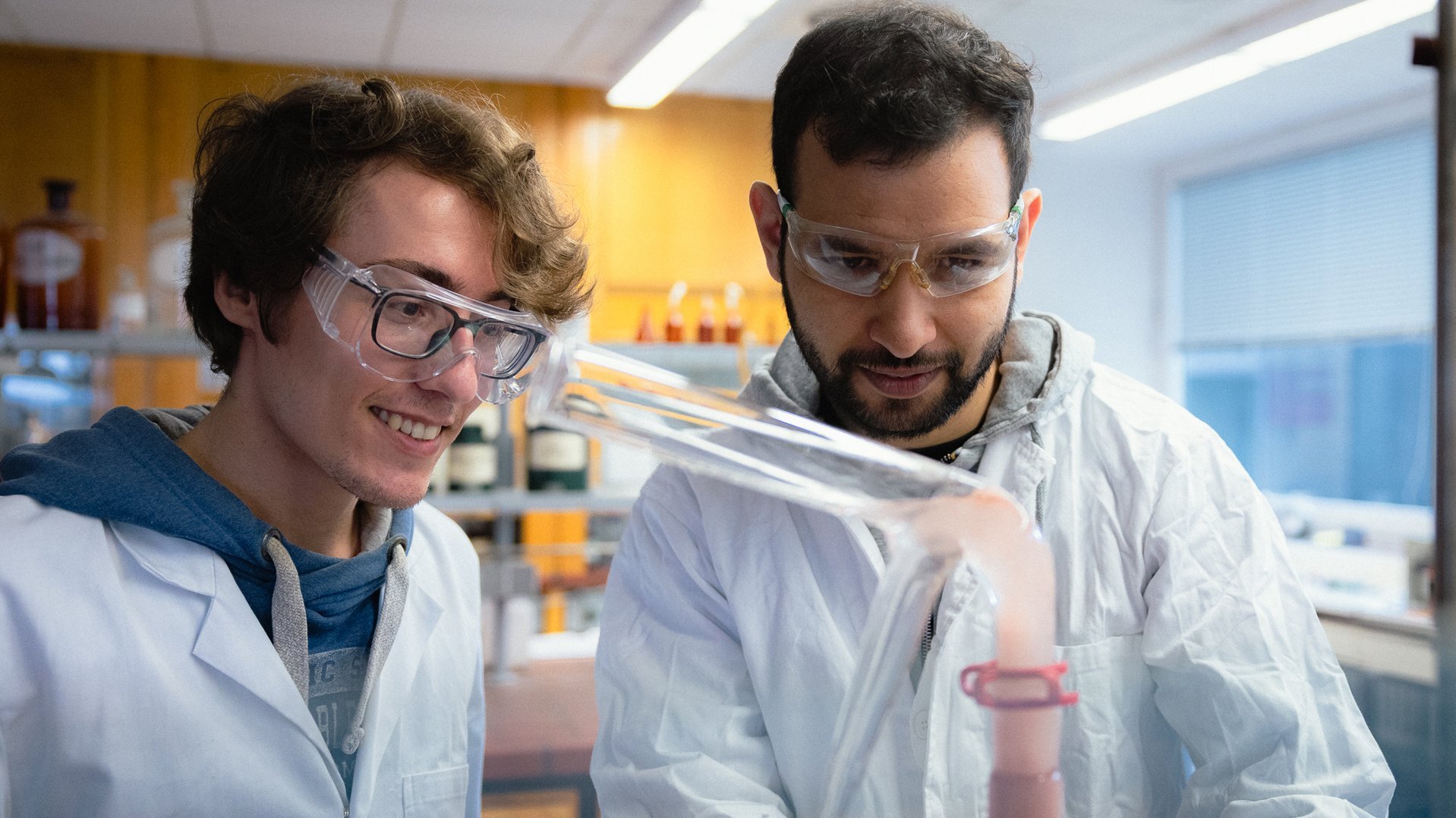 WJ_25_idw_Recycling_Lithium Zwei Personen führen ein Flotationsexperiment im Labor durch. Der Fokus liegt auf einer technischen Apparatur in der Bildmitte.