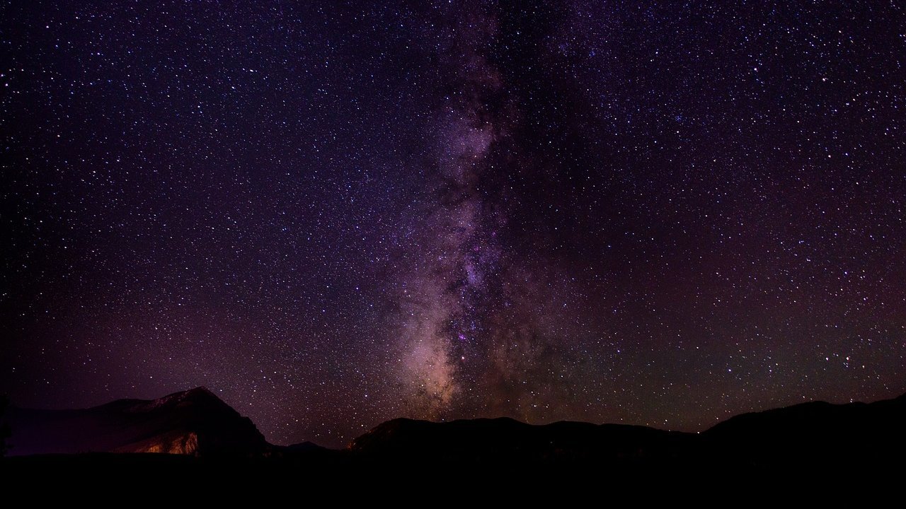 Foto eines klaren Sternenhimmels, in dem die Milchstraße zu sehen ist