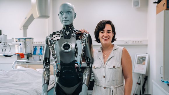 Ceilia Nieto Agraz steht neben einem humanoiden Roboter
