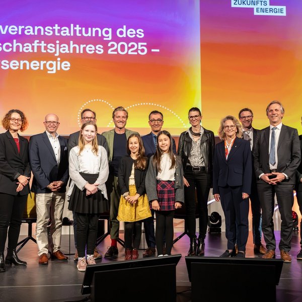 Die Beteiligten der Auftaktveranstaltung zum Wissenschaftsjahr 2025 stehen nebeneinander auf der Bühne.