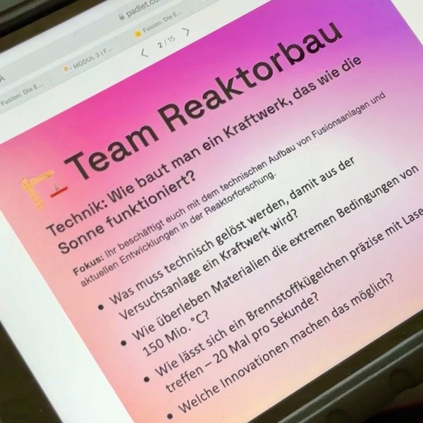 Bildschirm mit Präsentation mit der Überschrift "Team Reaktorbau"