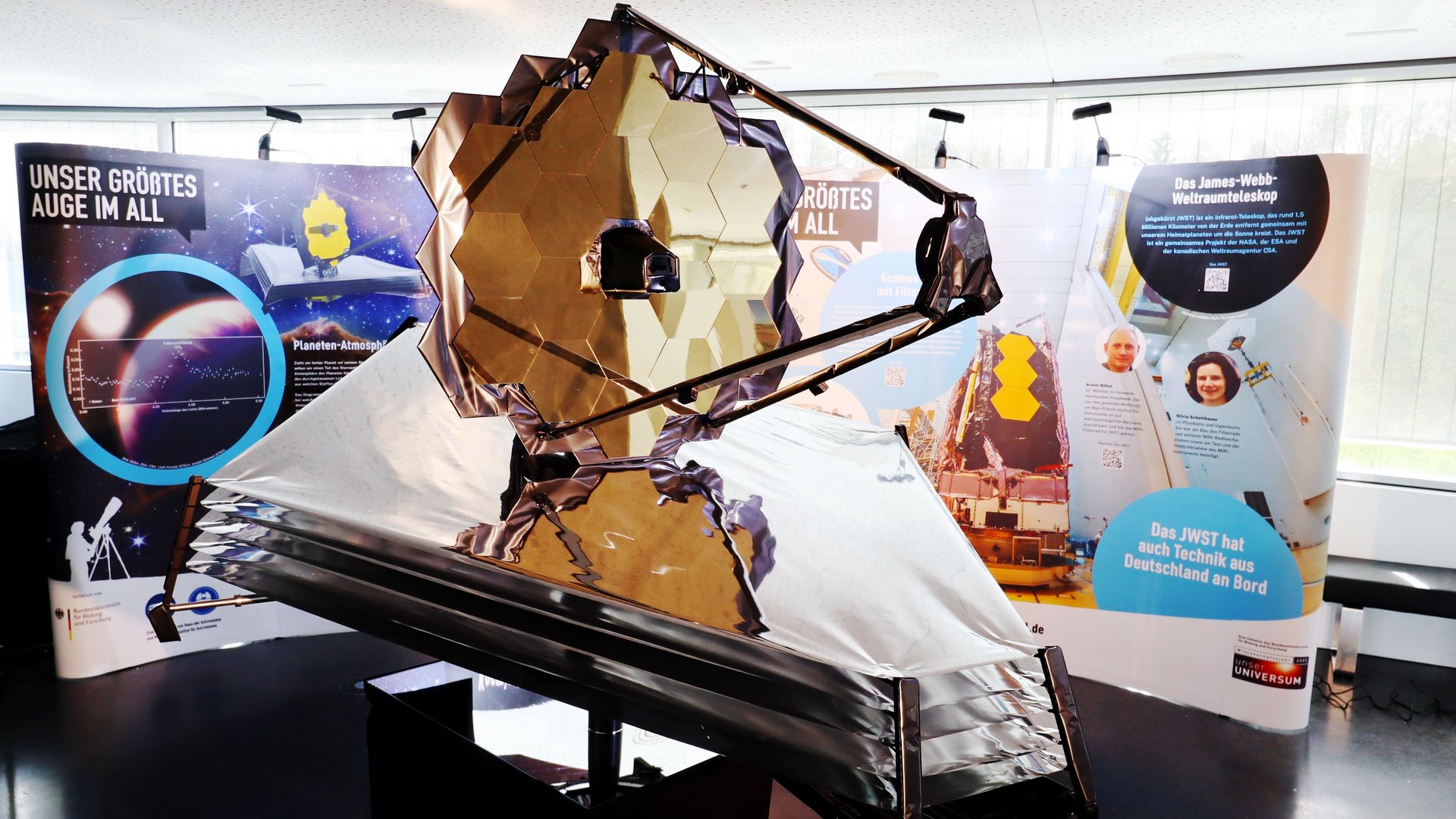 Miniatur eines Teleskops, dahinter eine Ausstellungswand