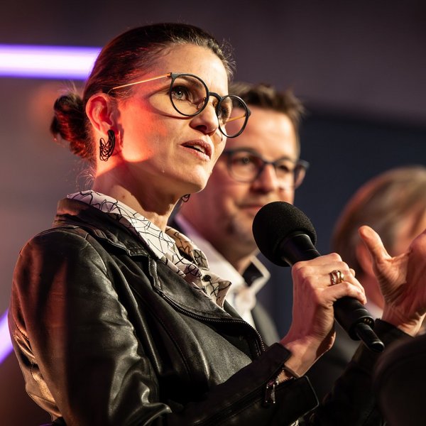 Prof. Dr. Cornelia Betsch spricht in ein Mikrofon.