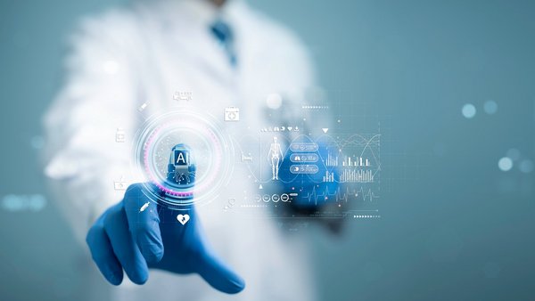 WJ26_Digitalisierung_KI_Medizin Eine Person im Kittel tippt auf einen durchsichtigen Bildschirm mit Vitaldaten und der Aufschrift "AI".
