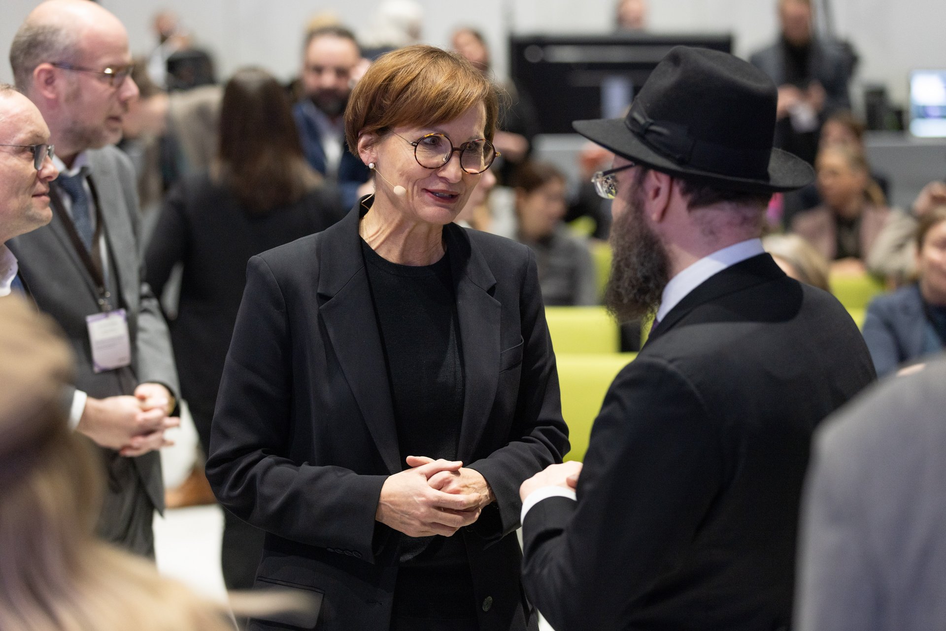 Gäste der Auftaktveranstaltung mit Bundesforschungsministerin Bettina Stark-Watzinger.