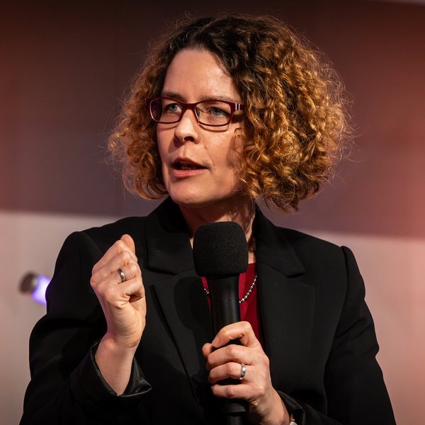 Prof. Dr. Regina Palkovits vom Forschungszentrum Jülich spricht in ein Mikrofon.