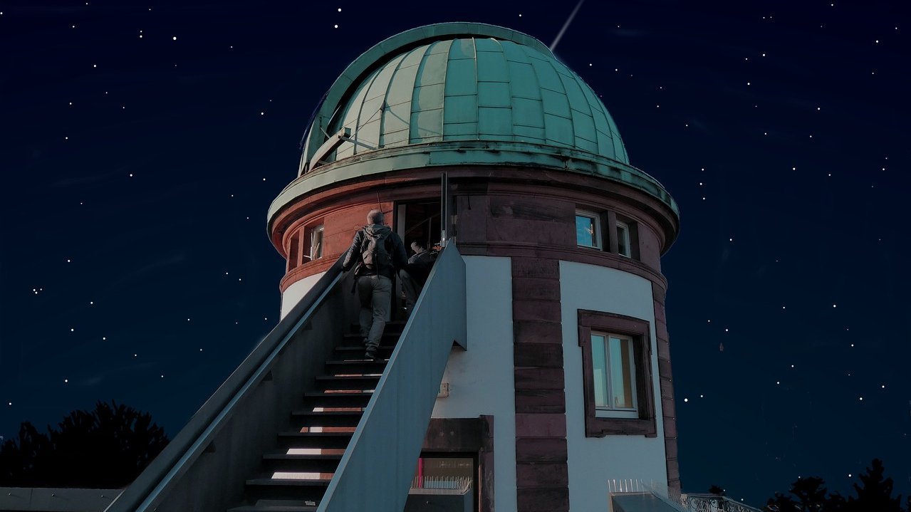 Foto der Frankfurter Sternwarte vor einem klaren Sternenhimmel
