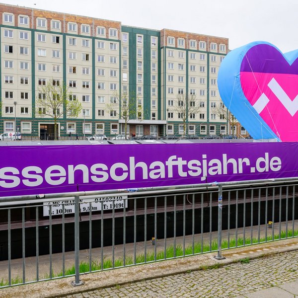 Die MS Wissenschaft von außen mit einem großen Herzaufsteller an Bord.