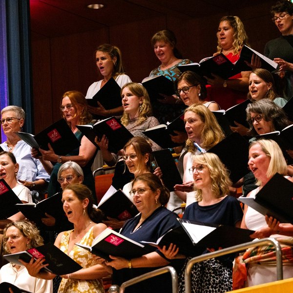 Chor mit Notenheften auf den Sitzrängen der Kölner Philharmonie