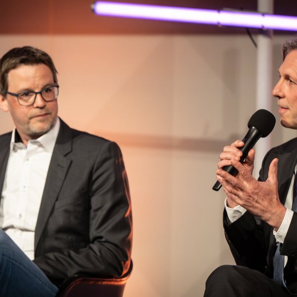 Prof. Dr. Marius Ragwitz sitzt neben Prof. Dr. Daniel Nölleke und spricht in ein Mikrofon.